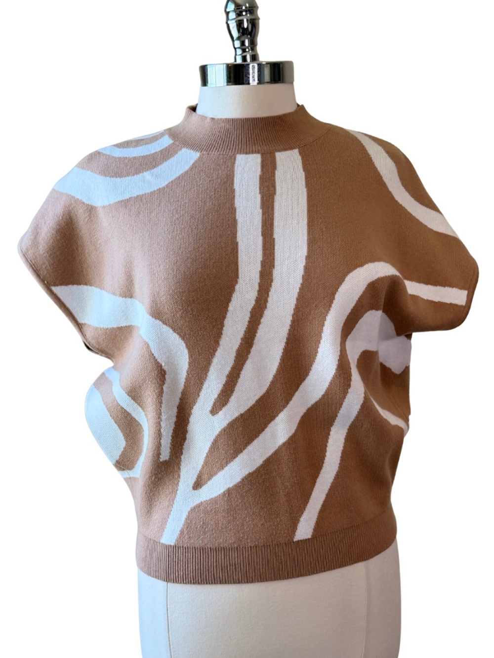 ee:some Patterned Short-Sleeve Sweater Size Large Camel White